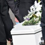 jaki jest koszt pogrzebu - zdjęcie przedstawia pogrzeb z trumną